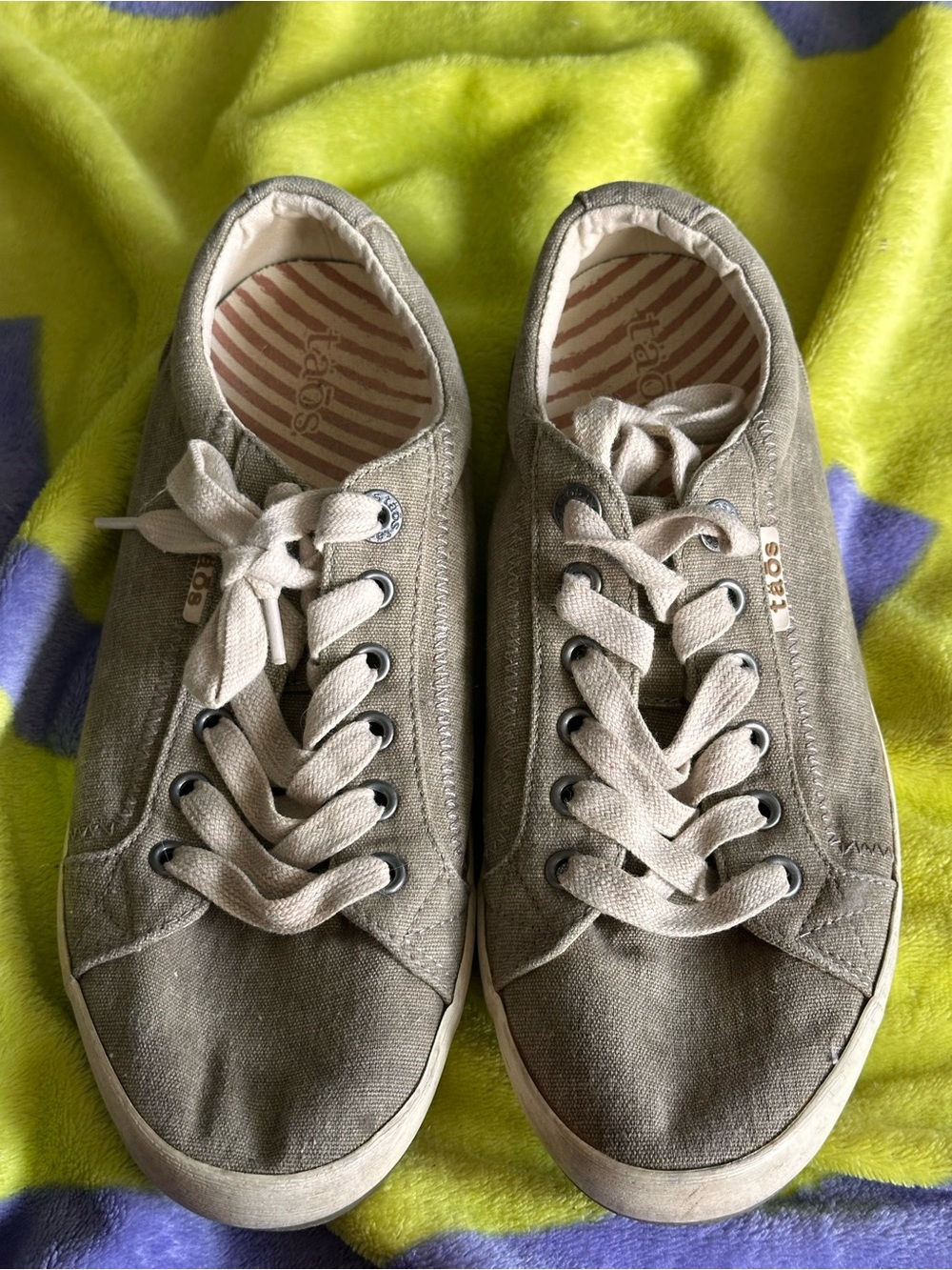 Taos size 8 sneakers